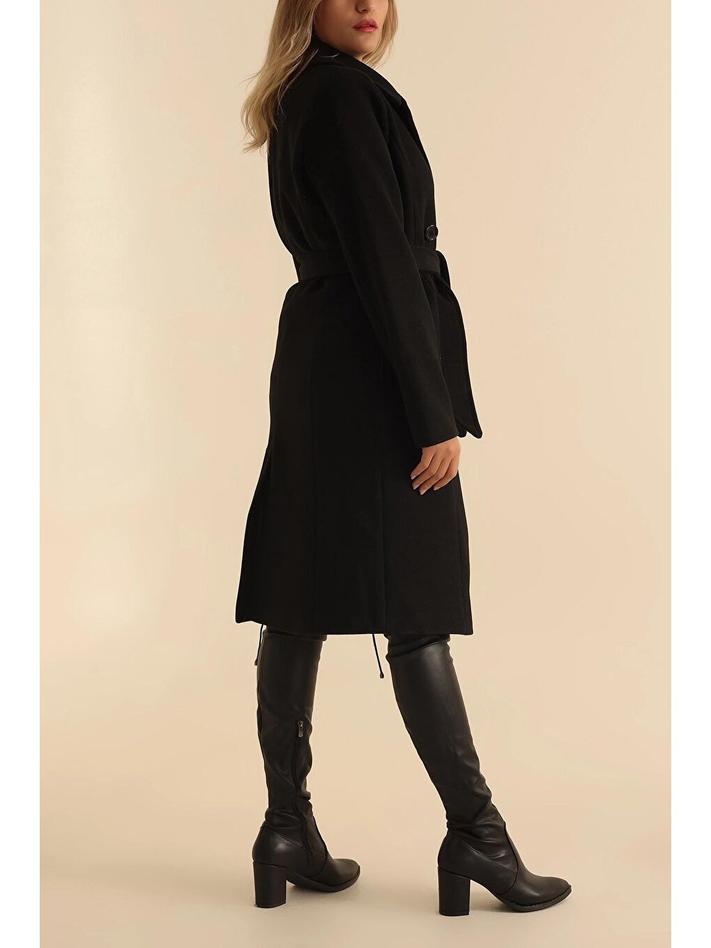 Siyah Kruvaze Yaka Kuşaklı Yırtmaçlı Kaşe Kaban-3