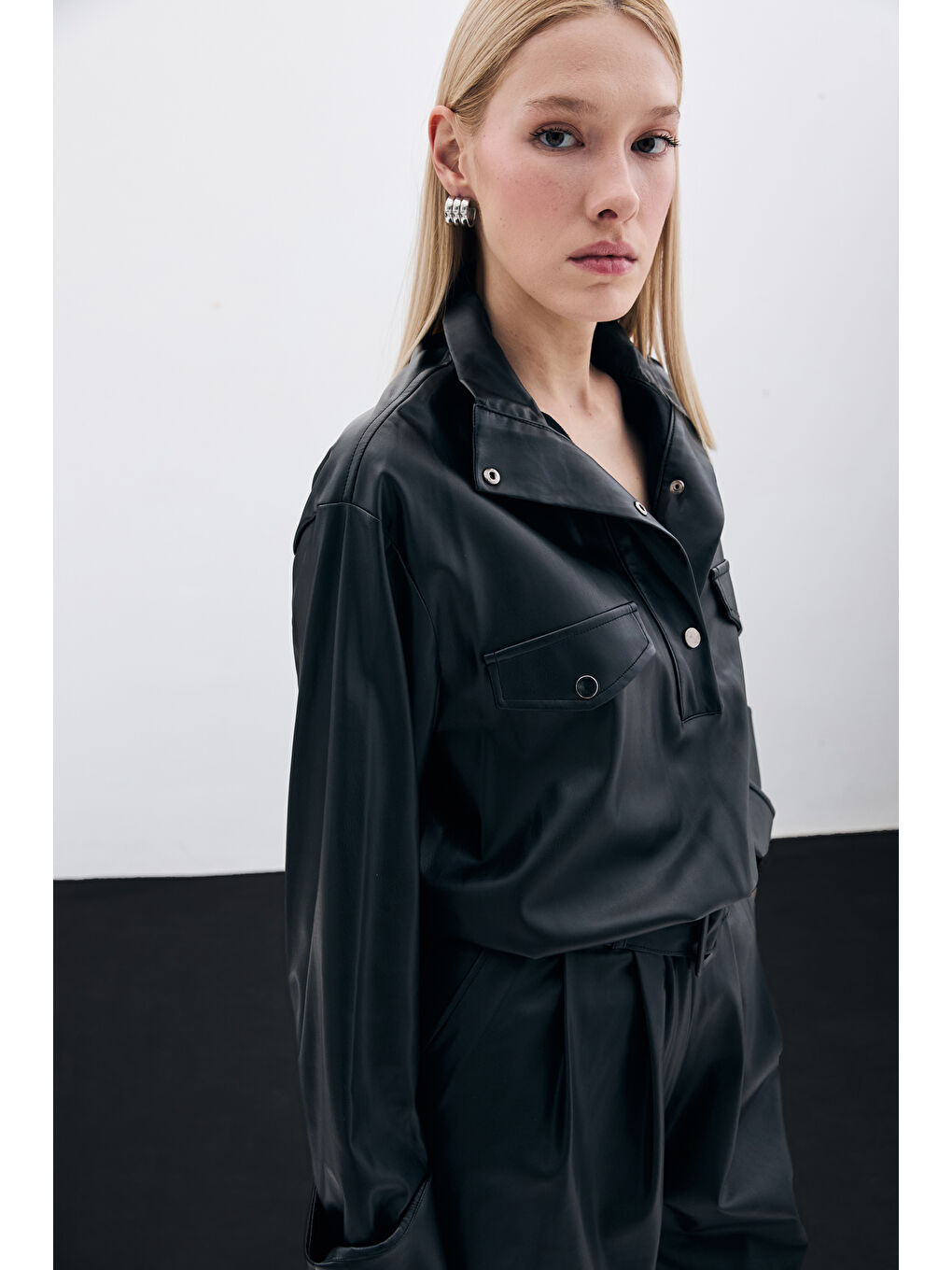 Büzgülü Deri Bluz - Siyah-3