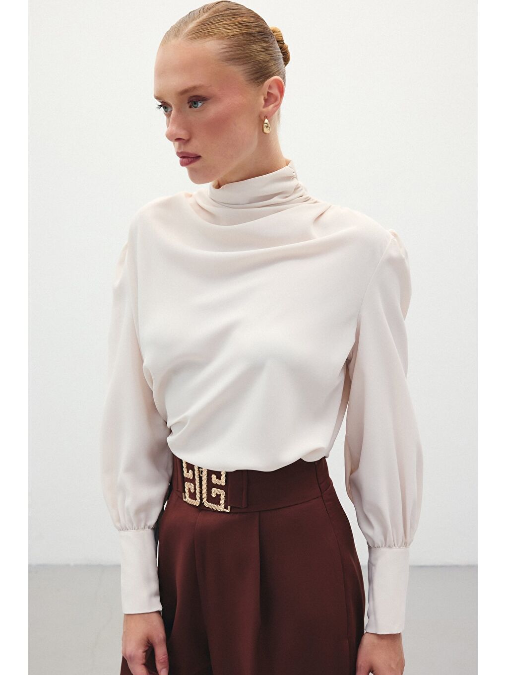 Drape Detaylı Bluz - Bej-5