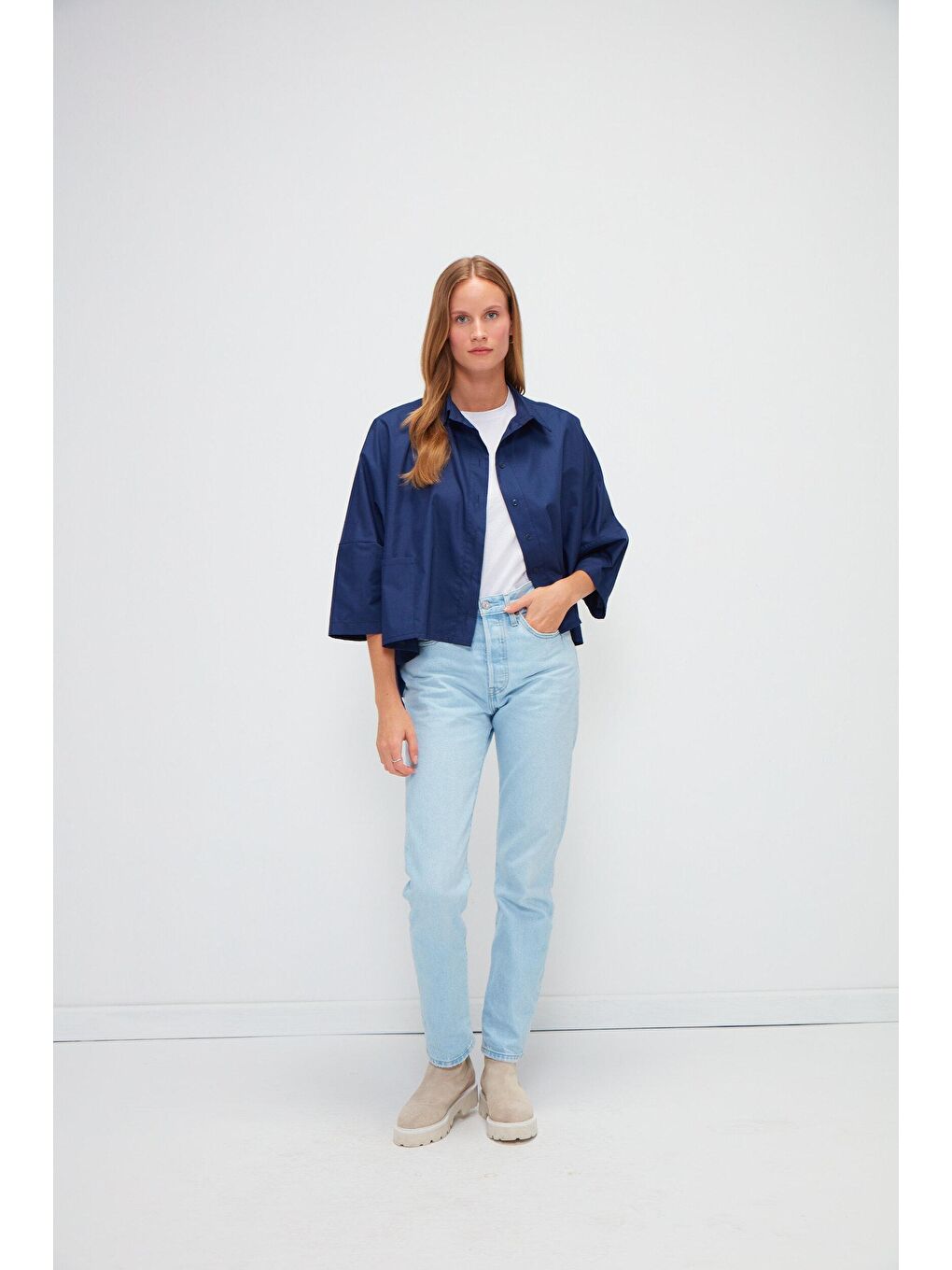 Lacivert Düz Cepli Asimetrik Kesimli Poplin Kısa Kollu Gömlek-1