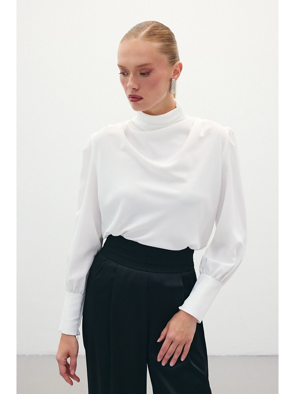 Drape Detaylı Bluz - Ekru-3