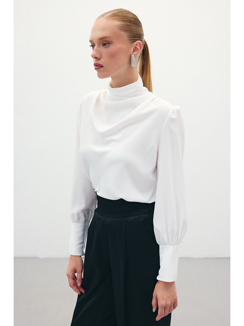 Drape Detaylı Bluz - Ekru-4