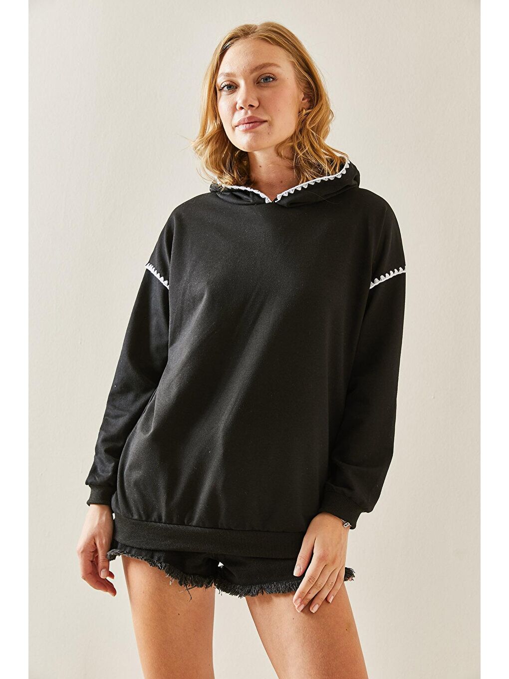 XHAN Siyah Nakış Detaylı Kapüşonlü Sweatshirt 3YXK8-47510-02 - 2