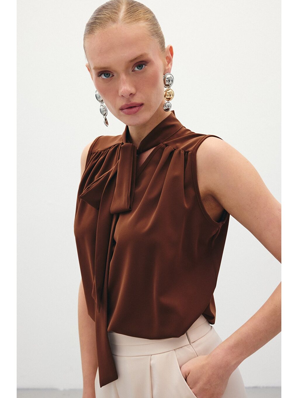 Kahverengi Fularlı Kolsuz Bluz - Kahve