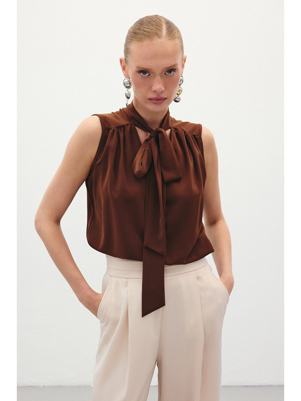 Kahverengi Fularlı Kolsuz Bluz - Kahve-1