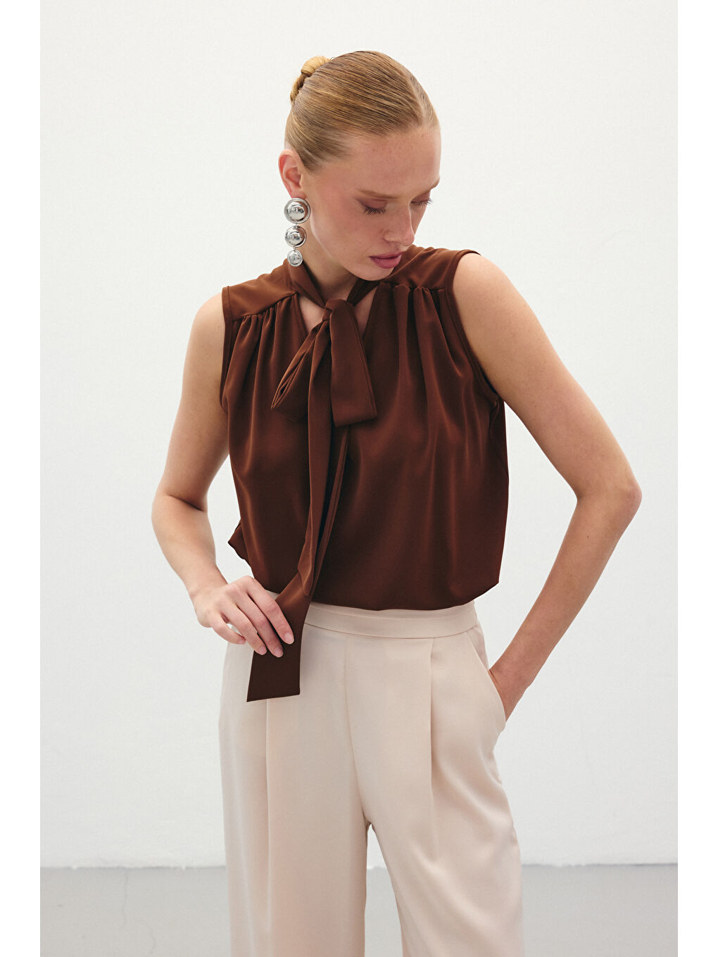 Kahverengi Fularlı Kolsuz Bluz - Kahve-2