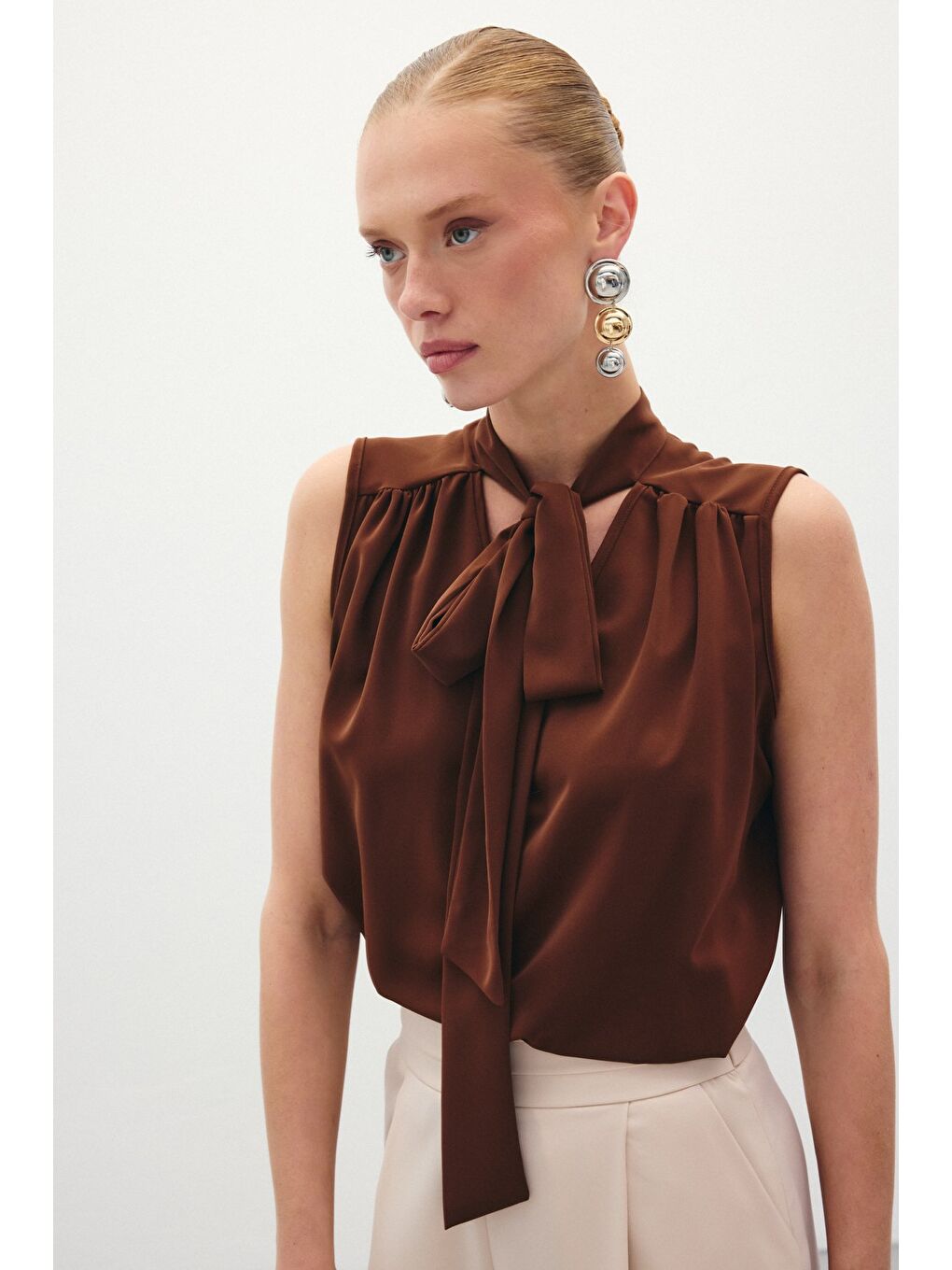 Kahverengi Fularlı Kolsuz Bluz - Kahve-3