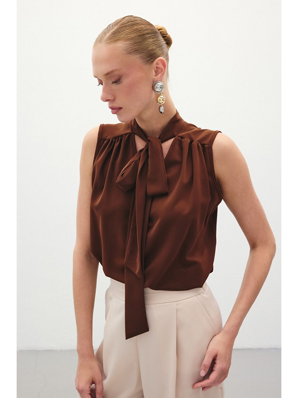 Kahverengi Fularlı Kolsuz Bluz - Kahve-4