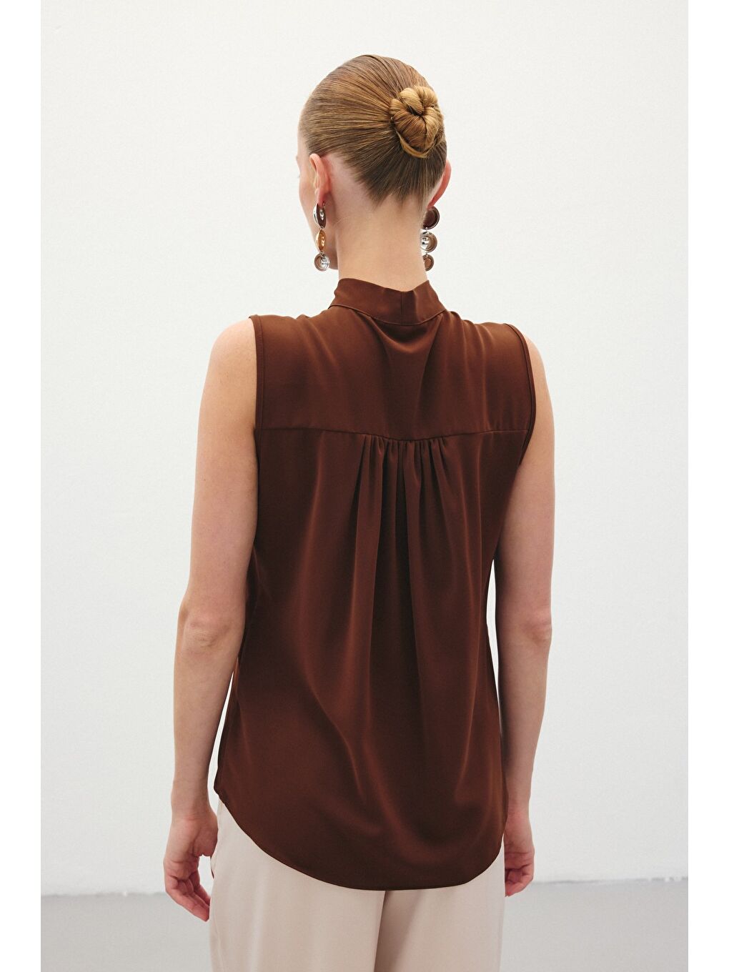 Kahverengi Fularlı Kolsuz Bluz - Kahve-5