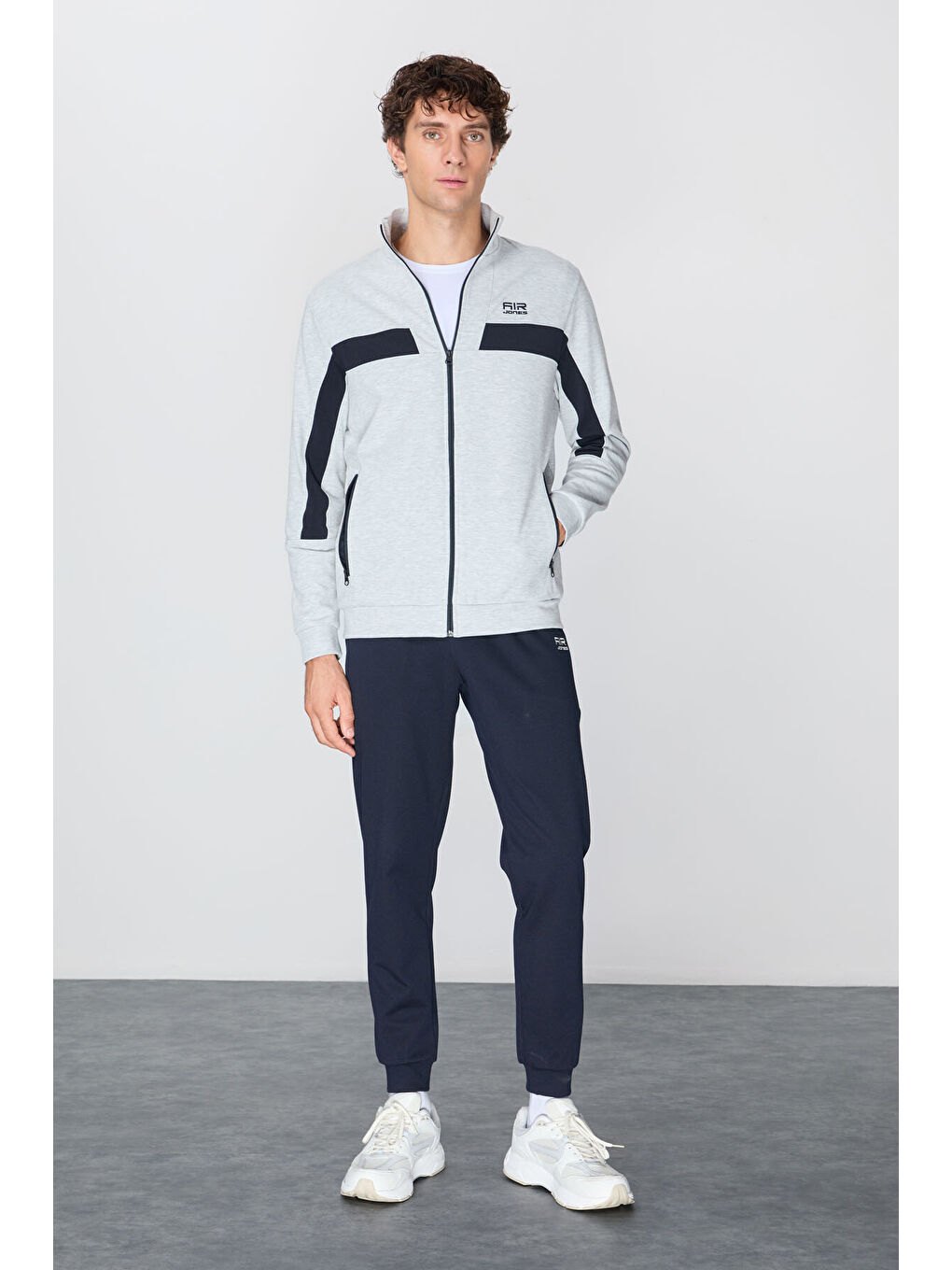 Gri-Lacivert Yüzeyi Dokulu Standart Fit Nakışlı Erkek Eşofman Takım - 85248
