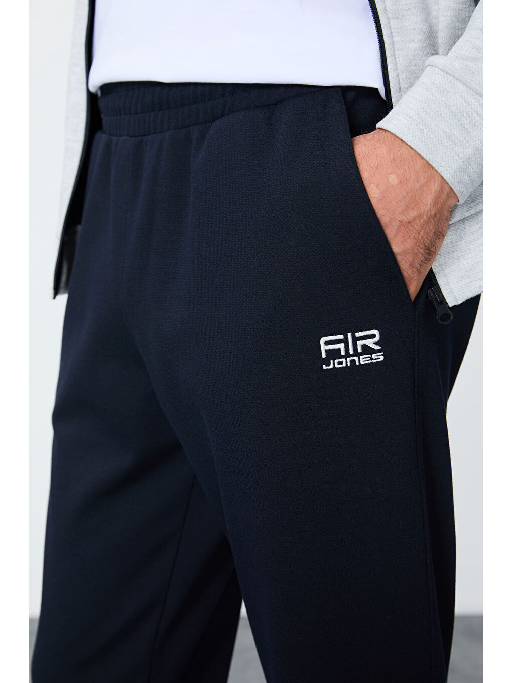 Gri-Lacivert Yüzeyi Dokulu Standart Fit Nakışlı Erkek Eşofman Takım - 85248-2