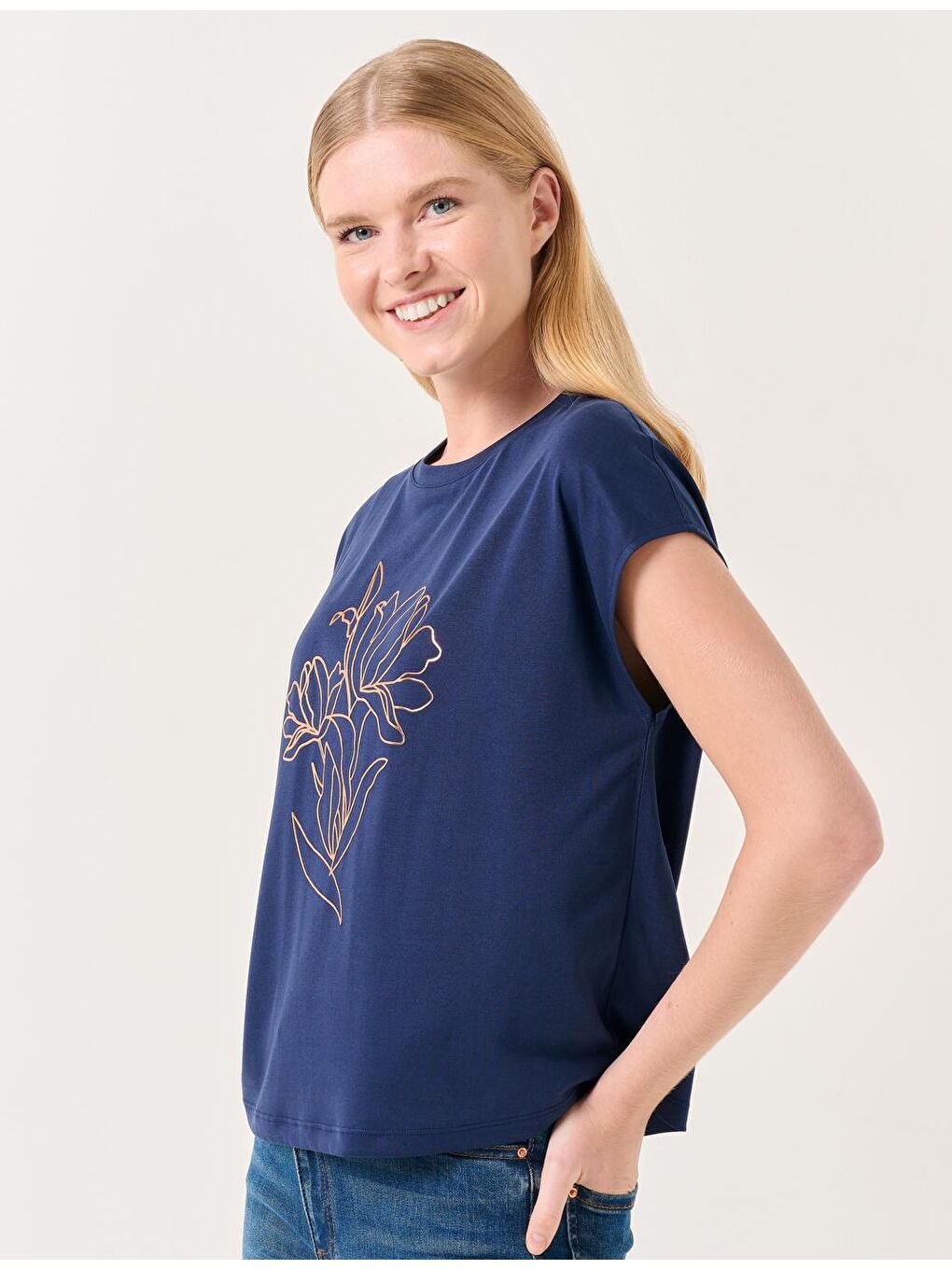 Lacivert Bisiklet Yaka Kolsuz Çiçek Desenli Tişört