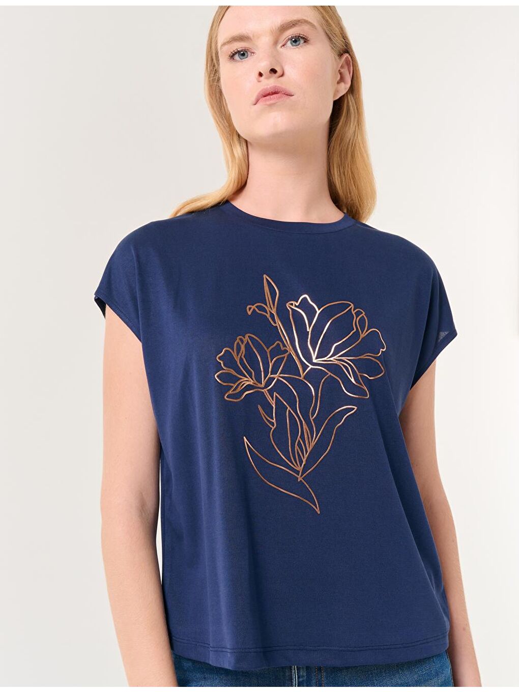 Lacivert Bisiklet Yaka Kolsuz Çiçek Desenli Tişört-1