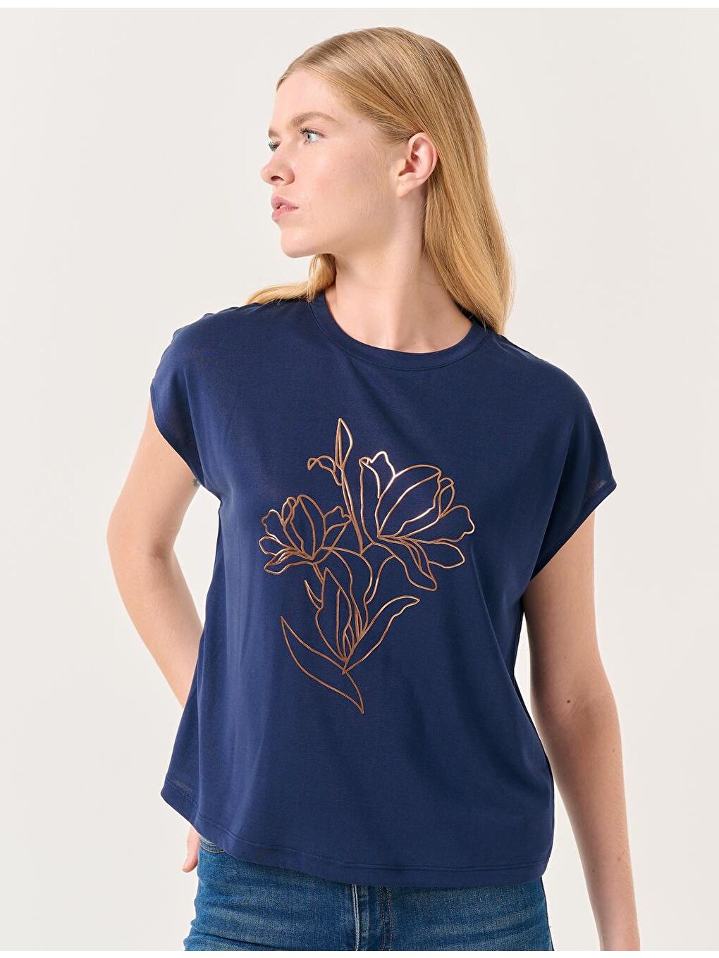 Lacivert Bisiklet Yaka Kolsuz Çiçek Desenli Tişört-3