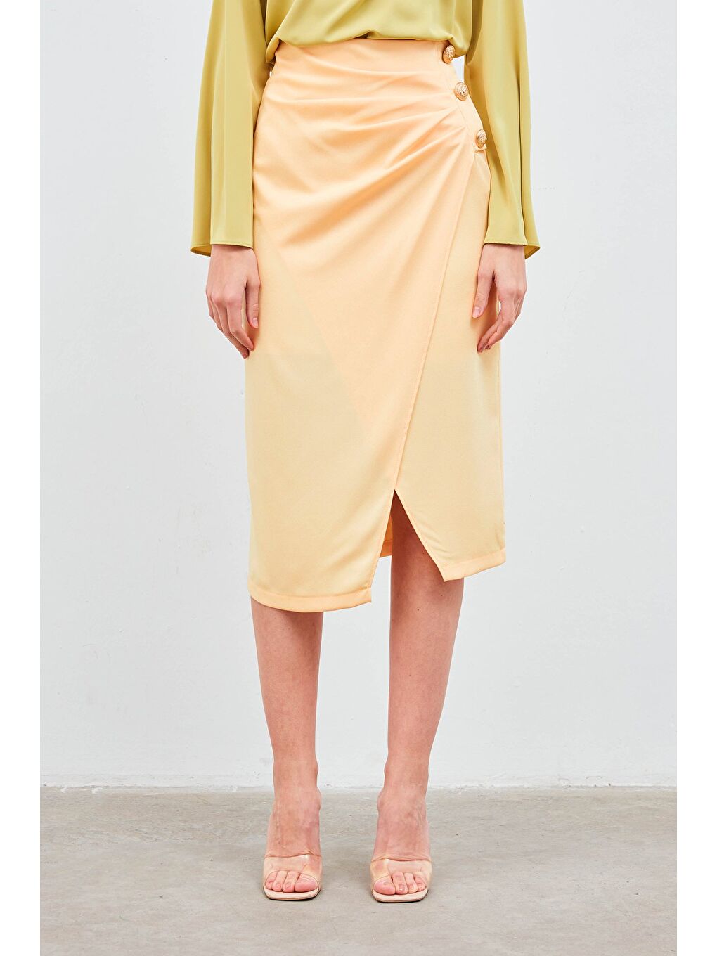 Düğme Aksesuarlı Saten Krep Etek - Sarı-2