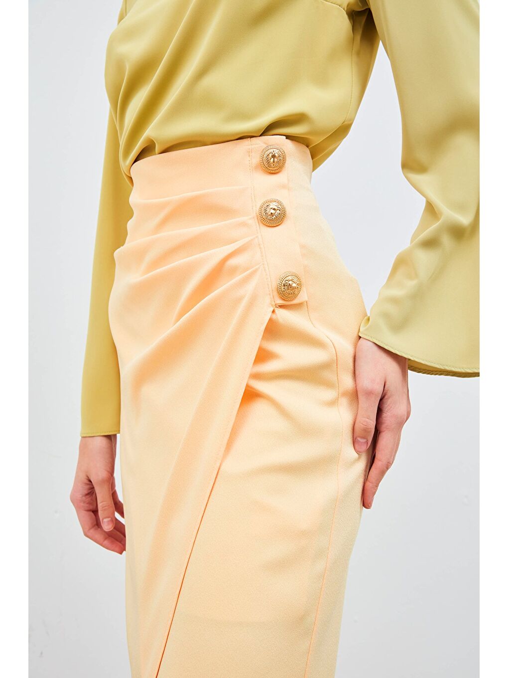Düğme Aksesuarlı Saten Krep Etek - Sarı-3