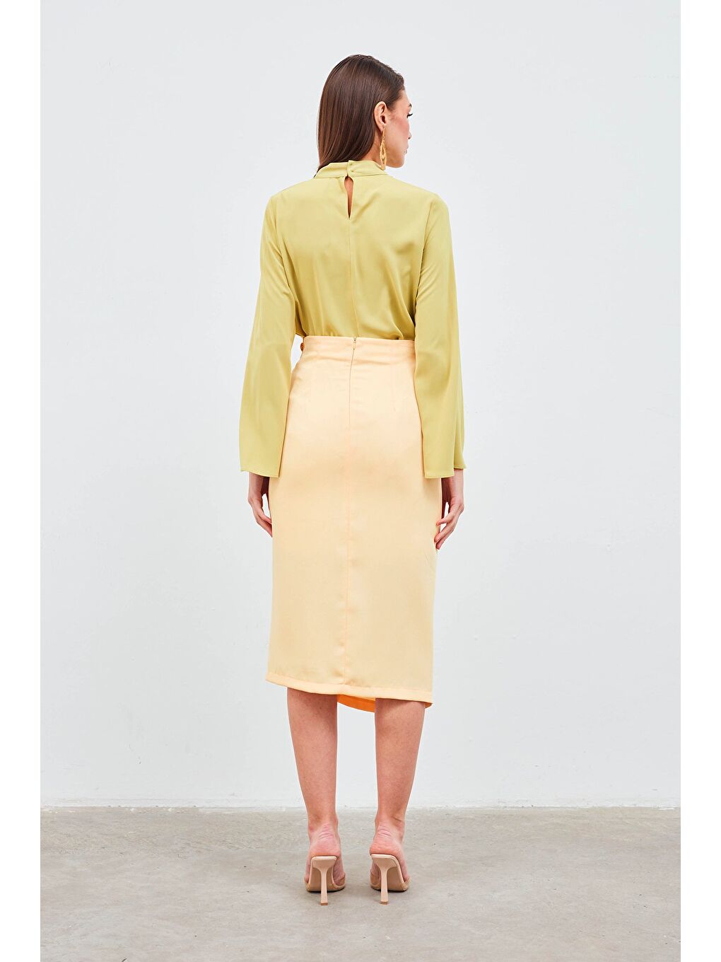 Düğme Aksesuarlı Saten Krep Etek - Sarı-4