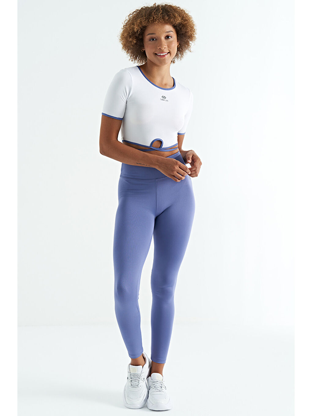 Beyaz Bel Bağlama Detaylı O Yaka Standart Kalıp Dalgıç Kumaş Kadın Crop Tişört - 97266