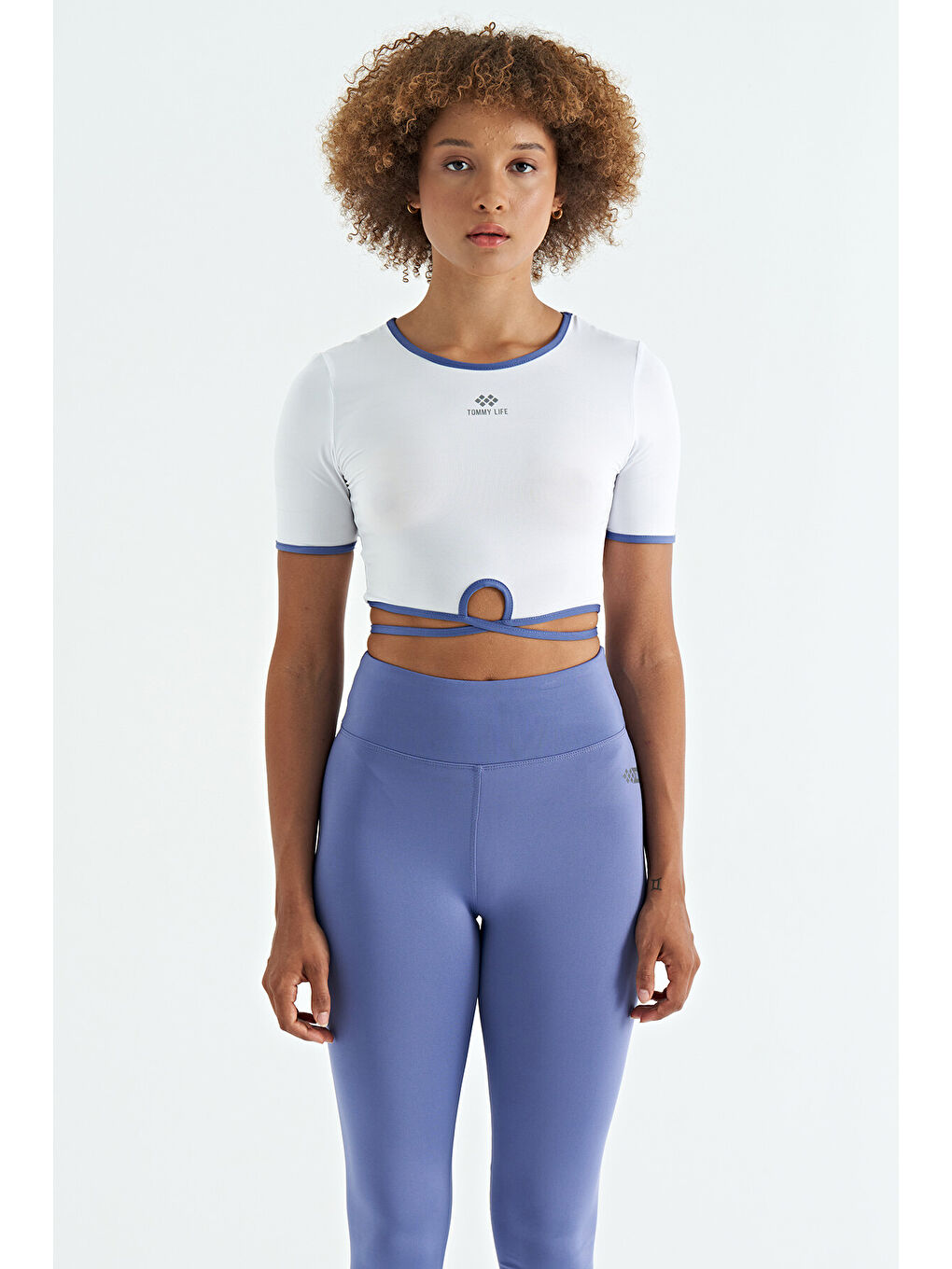 Beyaz Bel Bağlama Detaylı O Yaka Standart Kalıp Dalgıç Kumaş Kadın Crop Tişört - 97266-1