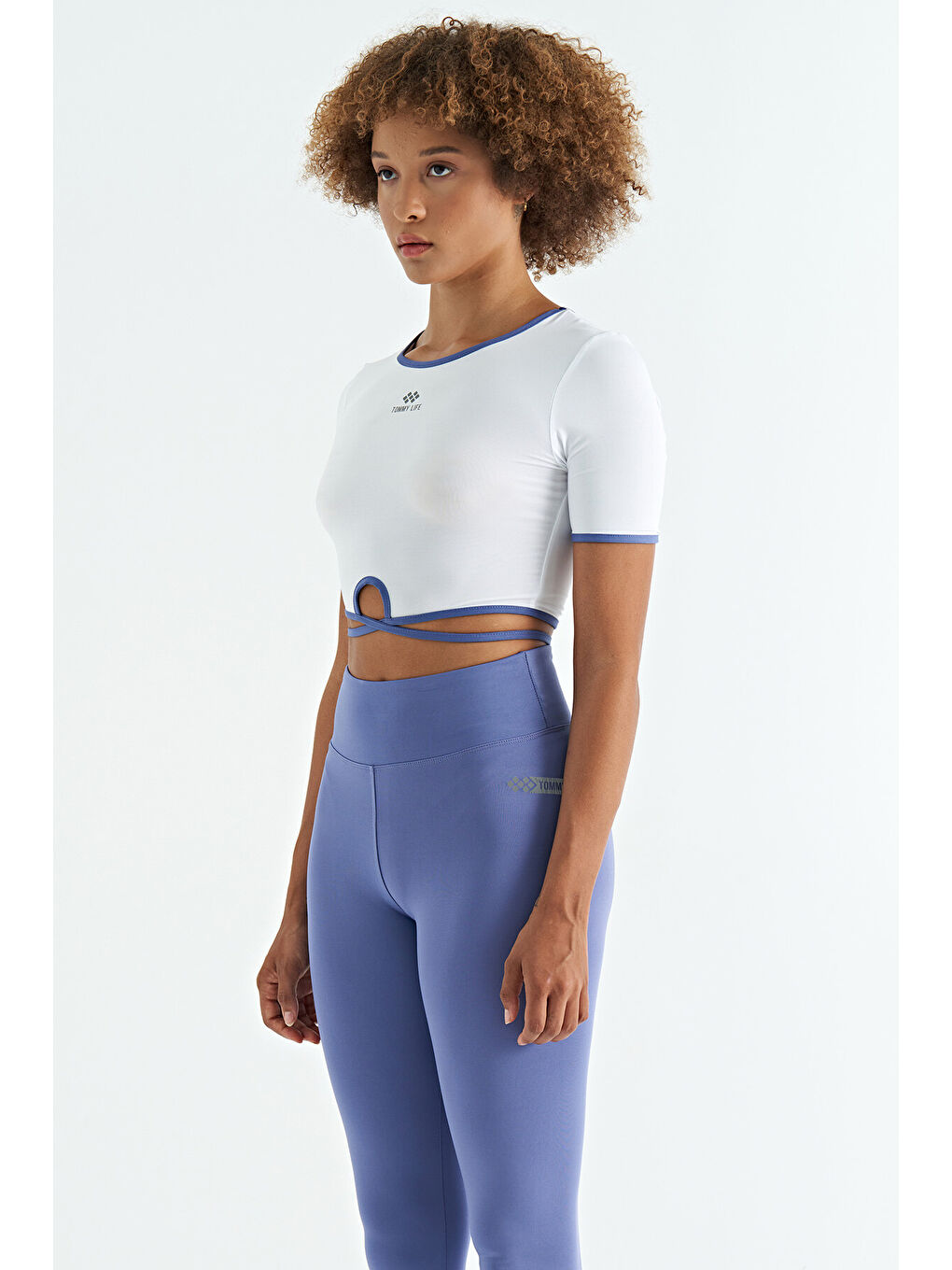 Beyaz Bel Bağlama Detaylı O Yaka Standart Kalıp Dalgıç Kumaş Kadın Crop Tişört - 97266-2