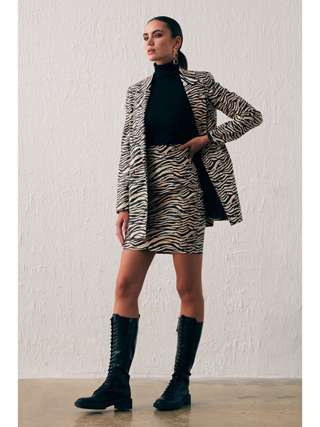 Desenli Deri Mini Etek - Bej-2