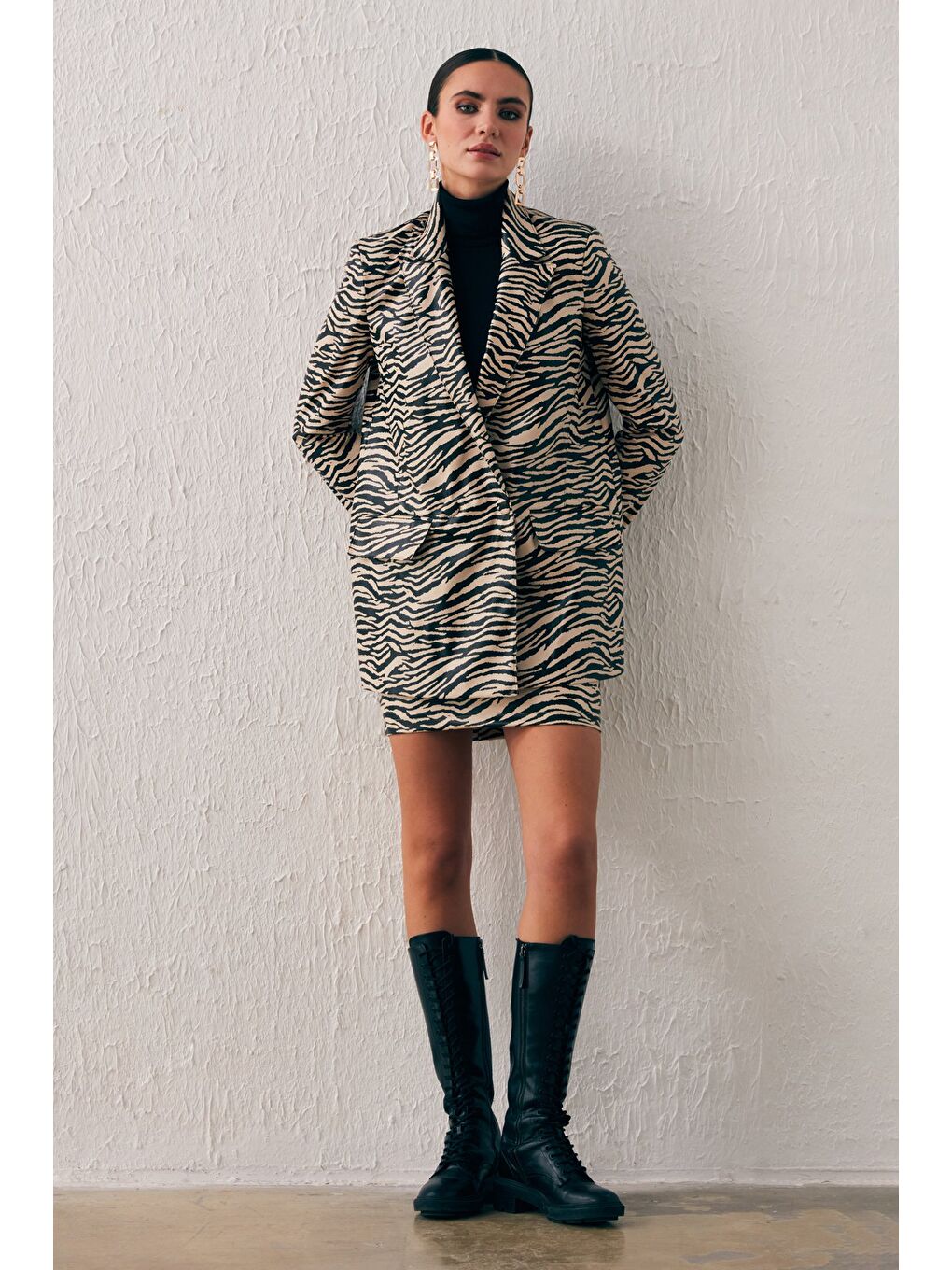 Desenli Deri Mini Etek - Bej-3