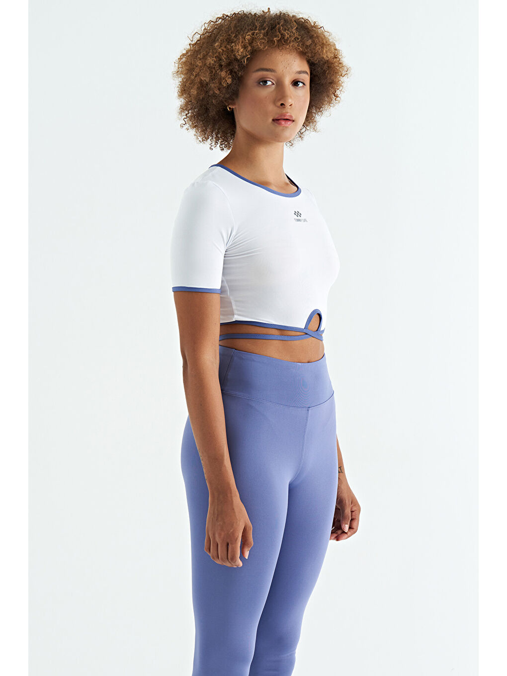 Beyaz Bel Bağlama Detaylı O Yaka Standart Kalıp Dalgıç Kumaş Kadın Crop Tişört - 97266-3