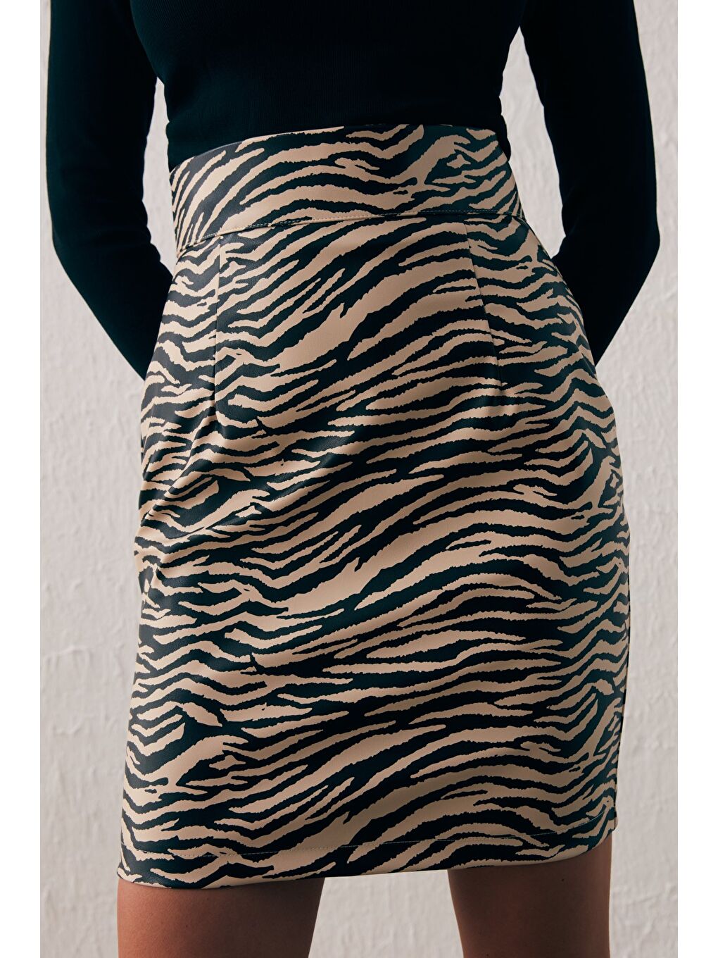 Desenli Deri Mini Etek - Bej-5