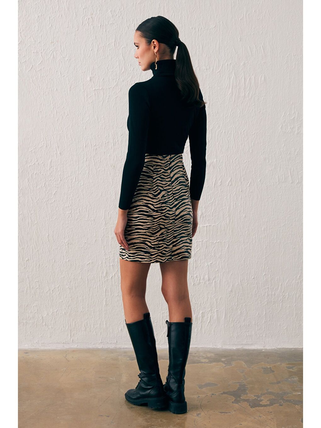 Desenli Deri Mini Etek - Bej-6