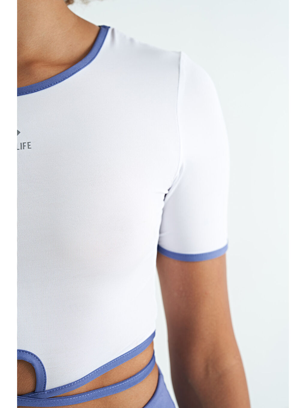 Beyaz Bel Bağlama Detaylı O Yaka Standart Kalıp Dalgıç Kumaş Kadın Crop Tişört - 97266-4