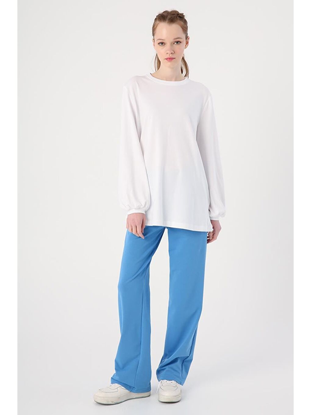 Beyaz-Bisiklet Yaka Kol Ucu Büzgülü Elastanlı Pamuklu Bluz-1