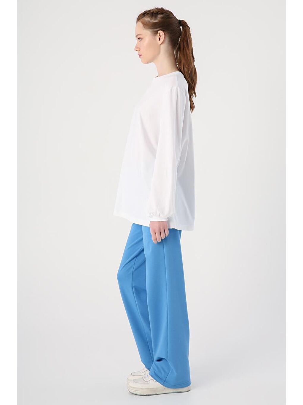 Beyaz-Bisiklet Yaka Kol Ucu Büzgülü Elastanlı Pamuklu Bluz-2