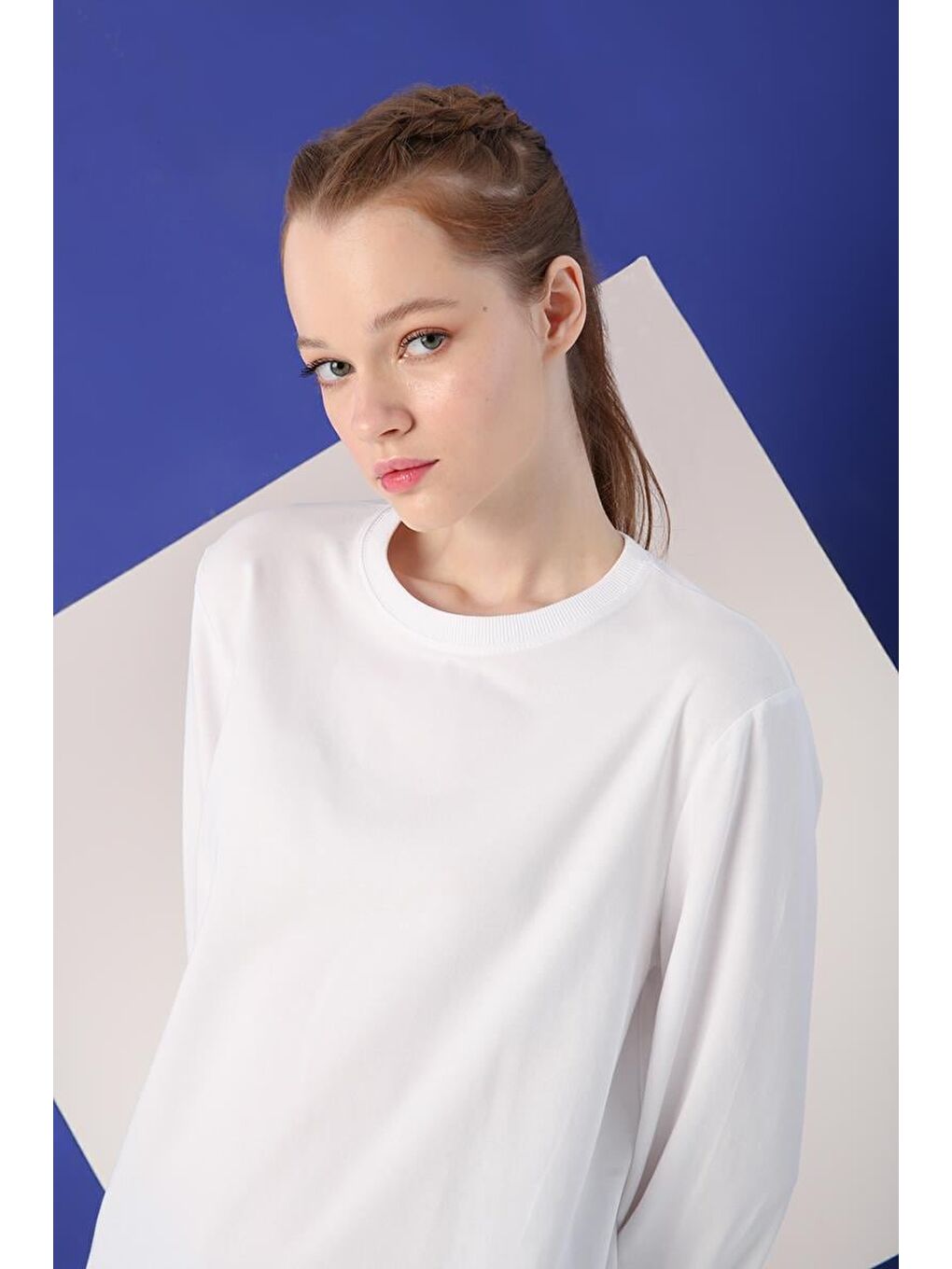 Beyaz-Bisiklet Yaka Kol Ucu Büzgülü Elastanlı Pamuklu Bluz-4