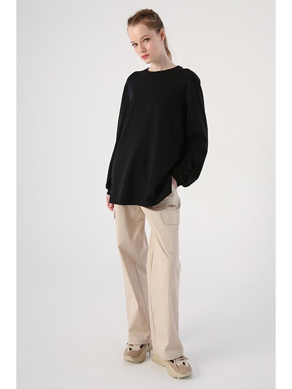 Siyah Bisiklet Yaka Kol Ucu Büzgülü Pamuklu Bluz-3