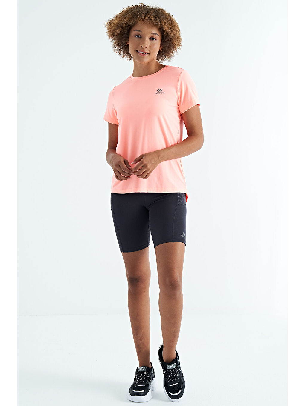 Turuncu Yavruagzı Sırt Yırtmaç Detaylı O Yaka Kısa Kollu Standart Kalıp Kadın Tişört - 97267