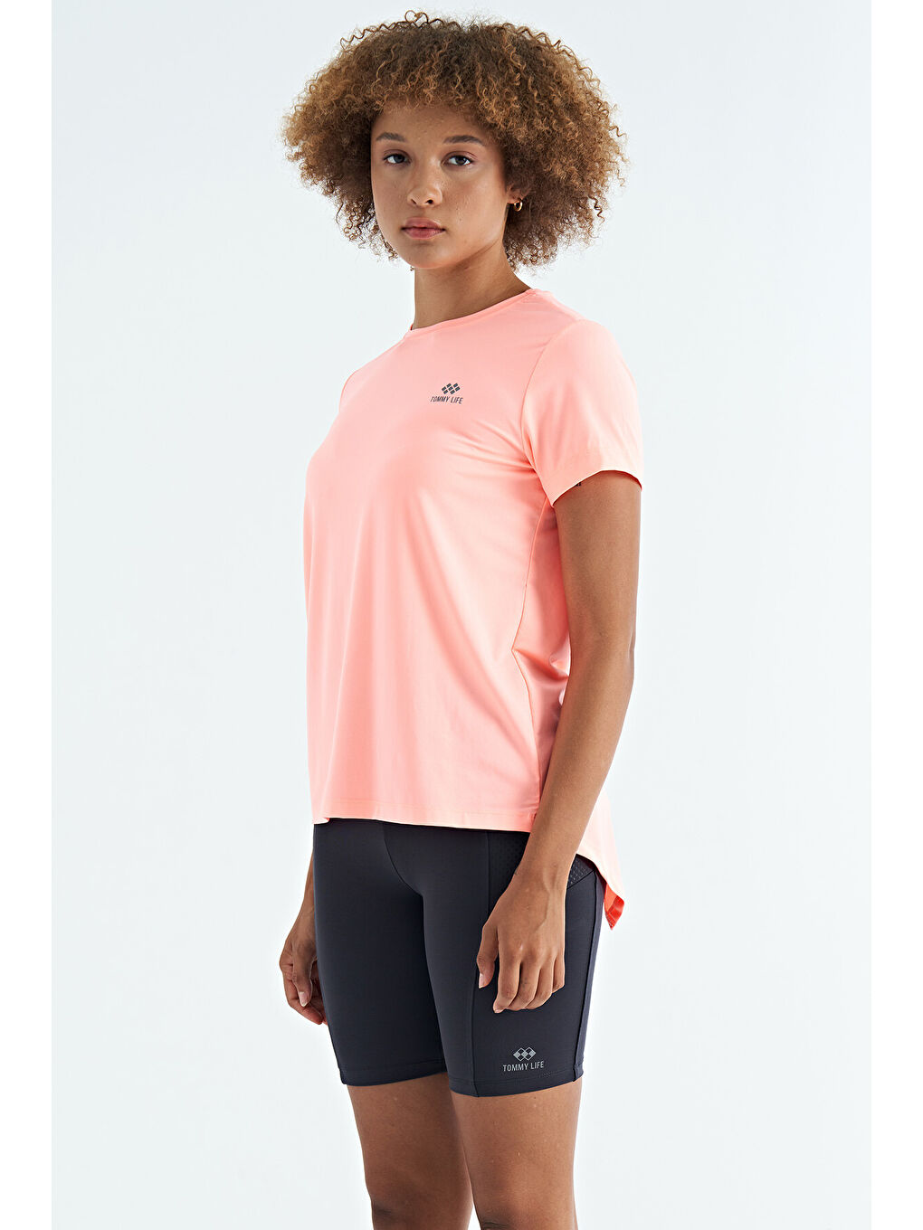 Turuncu Yavruagzı Sırt Yırtmaç Detaylı O Yaka Kısa Kollu Standart Kalıp Kadın Tişört - 97267-3