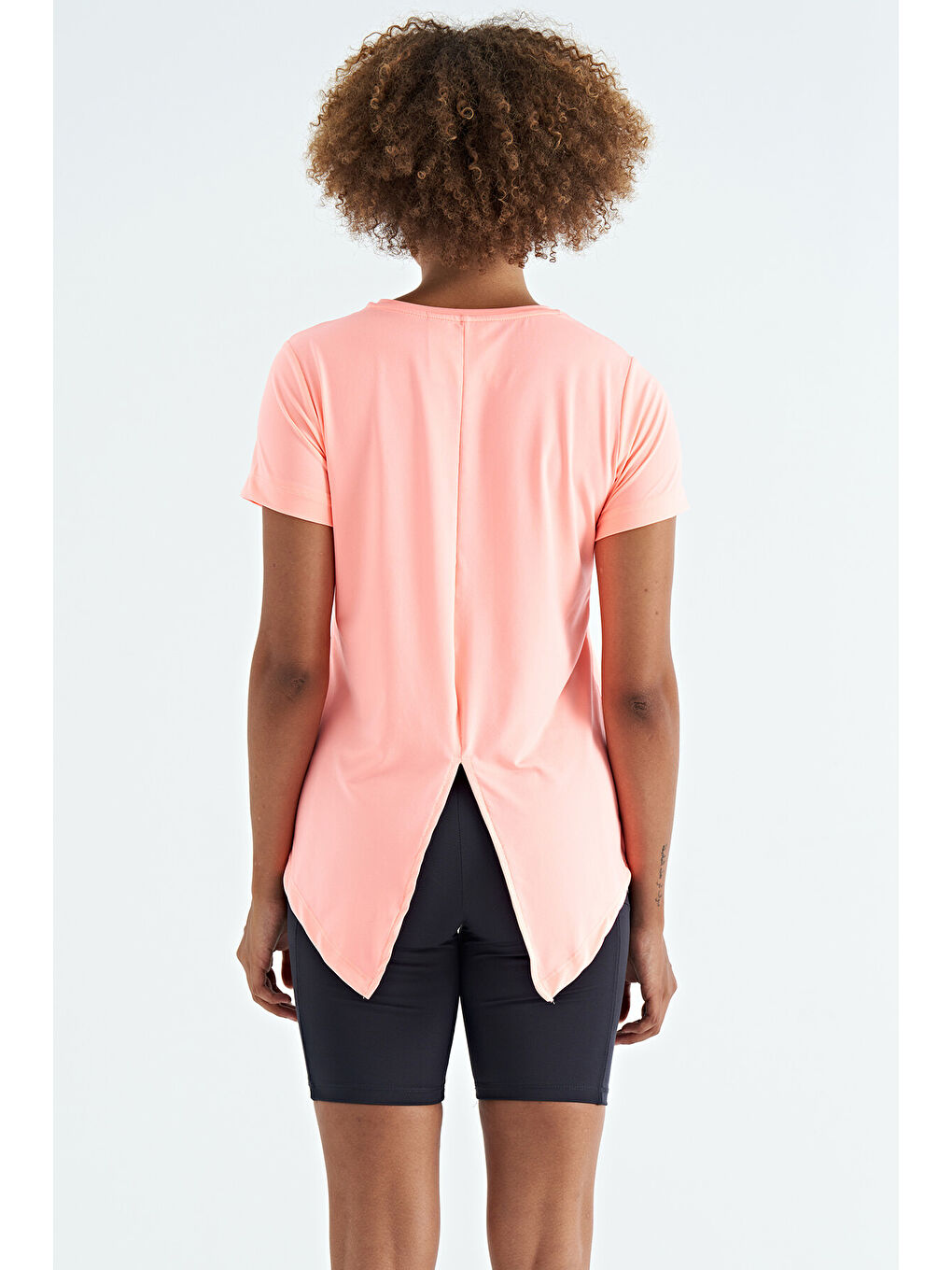 Turuncu Yavruagzı Sırt Yırtmaç Detaylı O Yaka Kısa Kollu Standart Kalıp Kadın Tişört - 97267-4