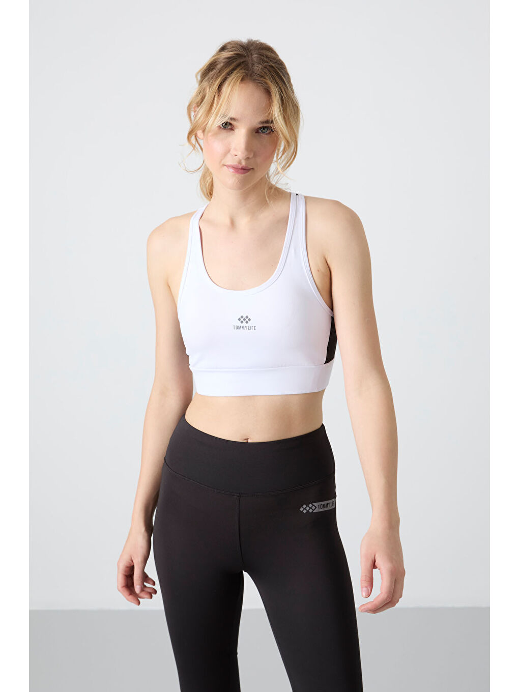 Beyaz Çapraz Sırt Detaylı Slim Fit U Yaka Pedli Kadın Spor Büstiyer - 97121-1