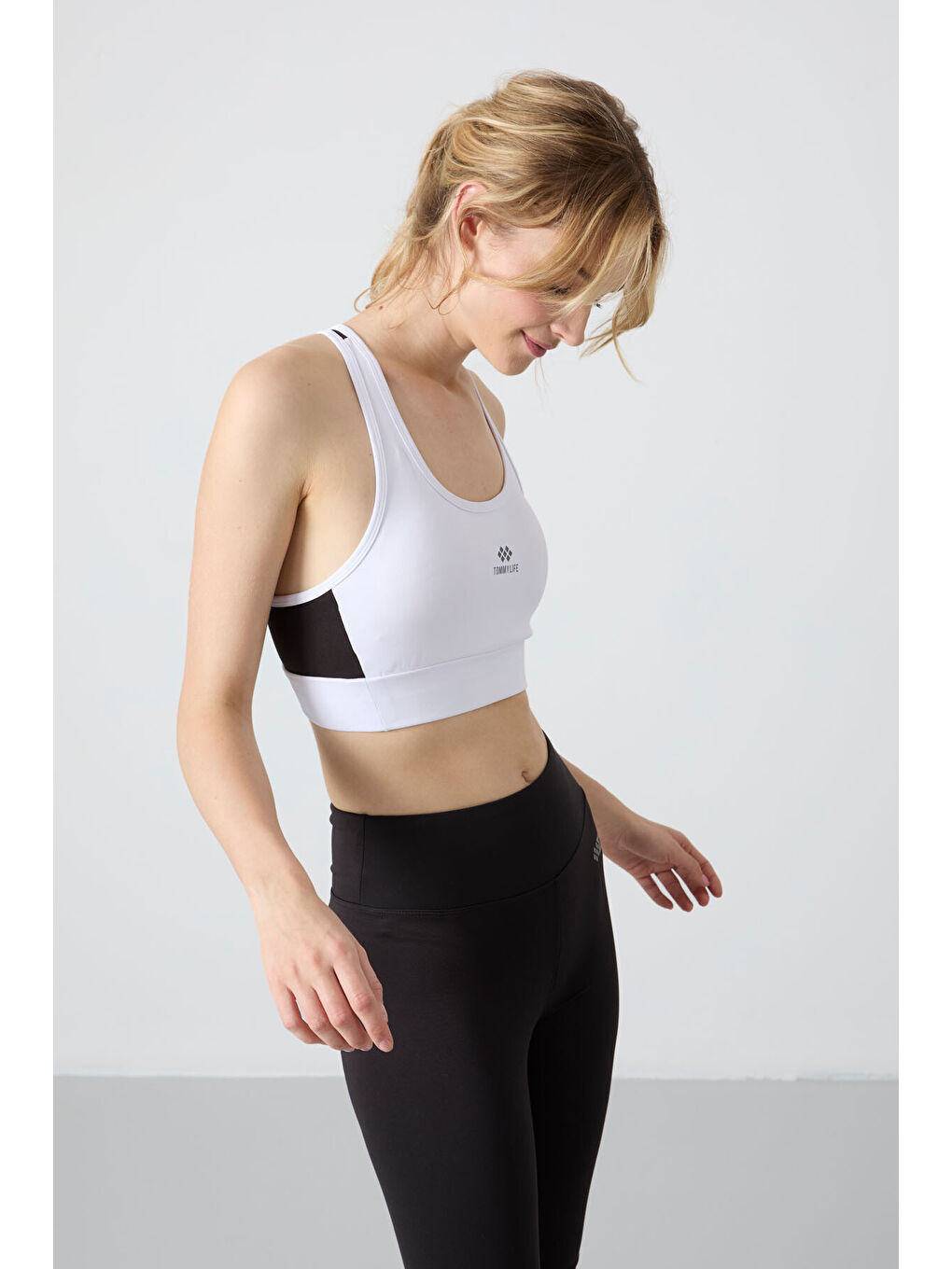 Beyaz Çapraz Sırt Detaylı Slim Fit U Yaka Pedli Kadın Spor Büstiyer - 97121-4