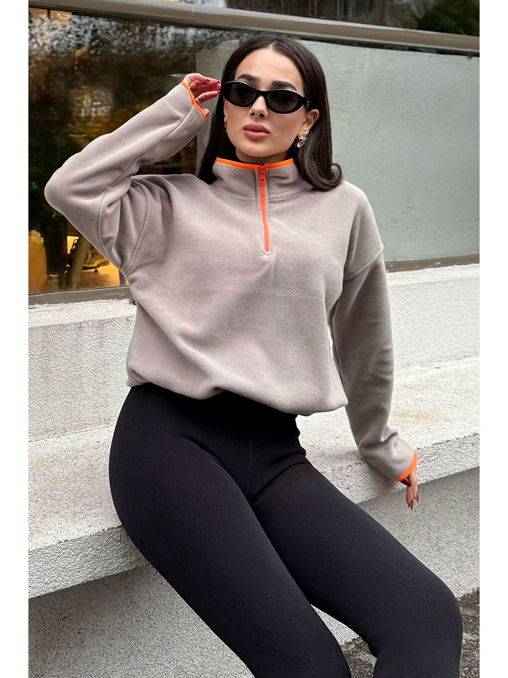 Koyu Bej Yarım Fermuar Etek Ucu Büzgülü Dik Yaka Oversize Kadın Polar Sweatshirt - 97234-2