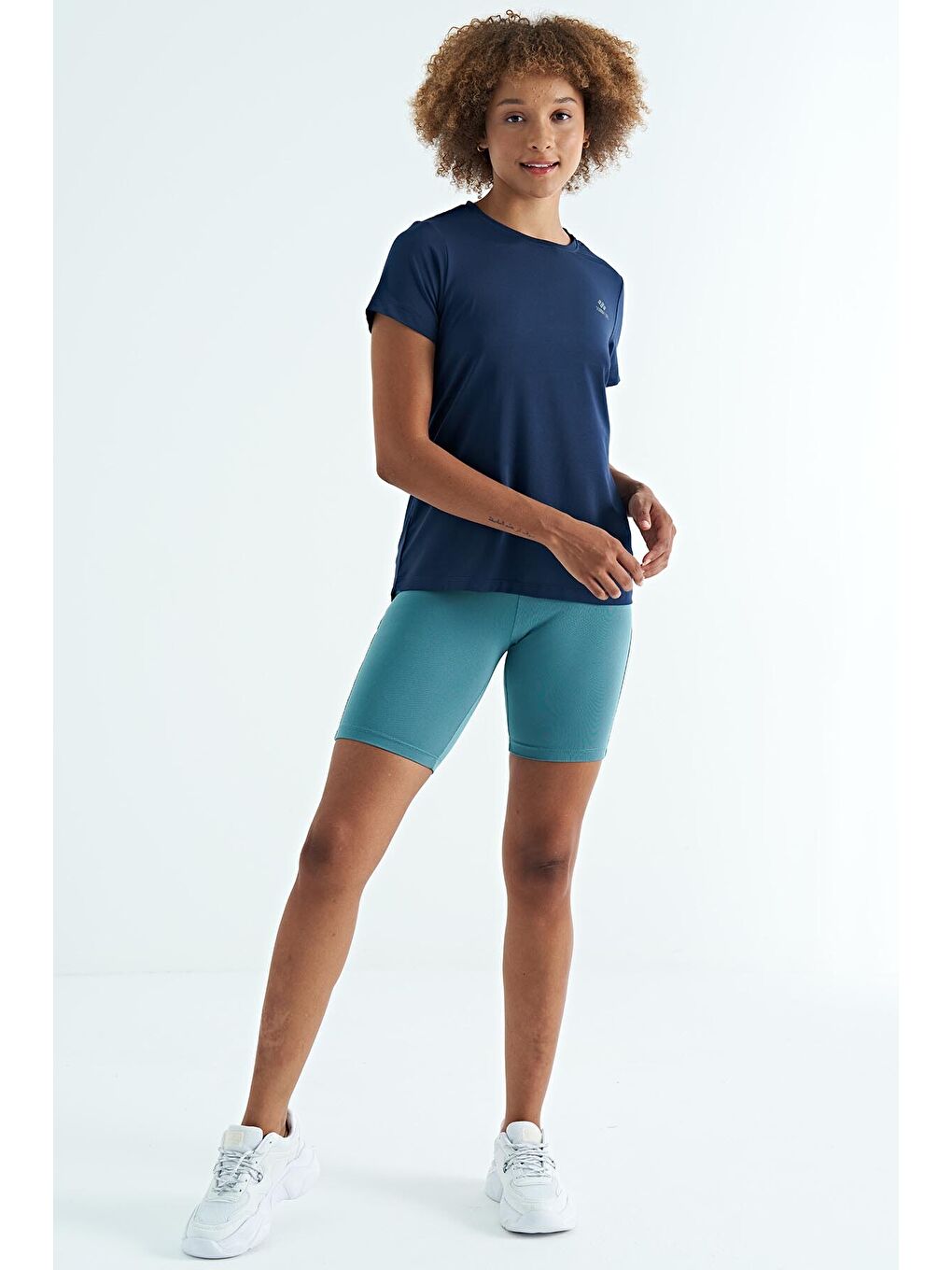 İndigo Sırt Yırtmaç Detaylı O Yaka Kısa Kollu Standart Kalıp Kadın Tişört - 97267