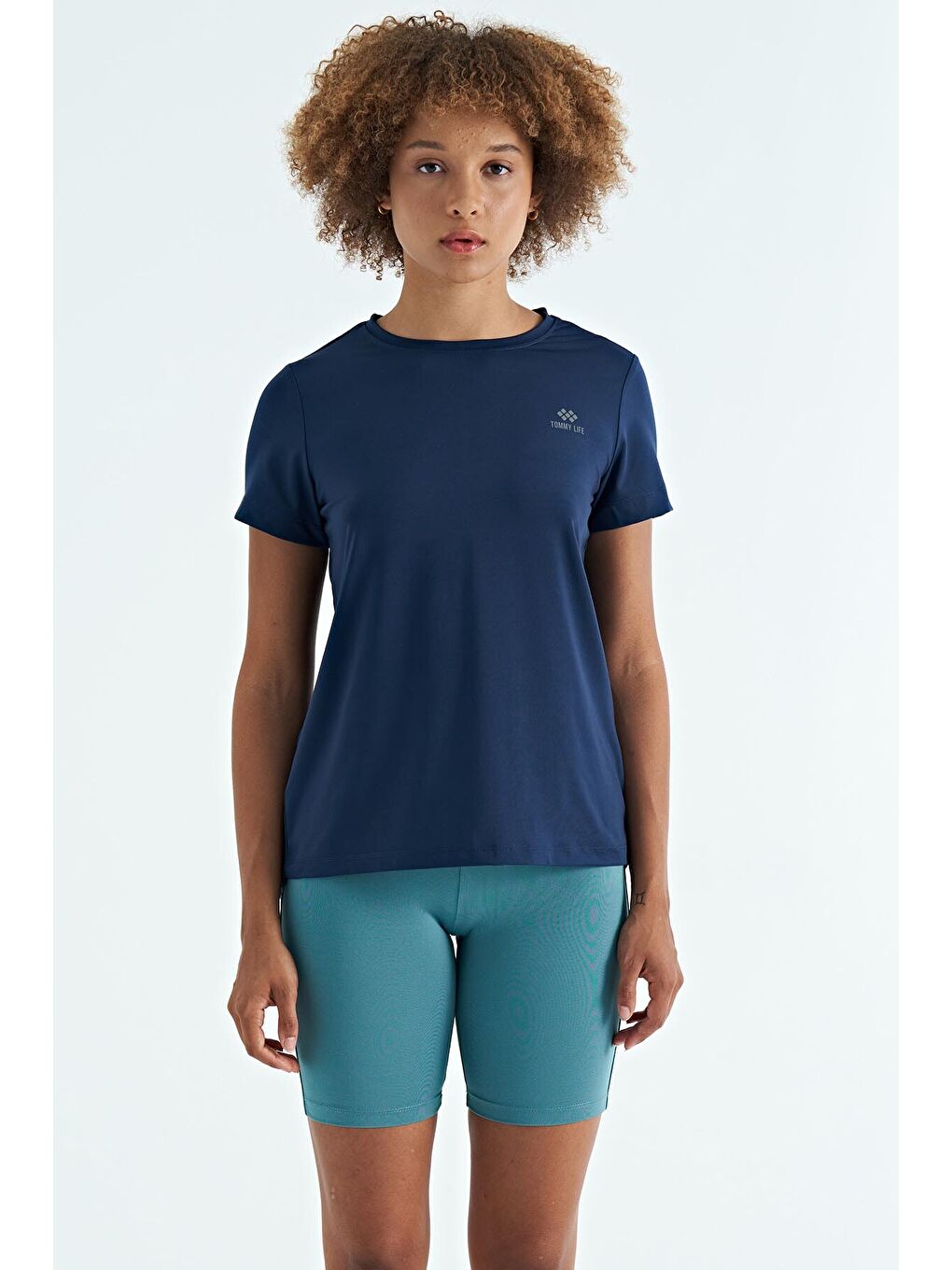 İndigo Sırt Yırtmaç Detaylı O Yaka Kısa Kollu Standart Kalıp Kadın Tişört - 97267-1