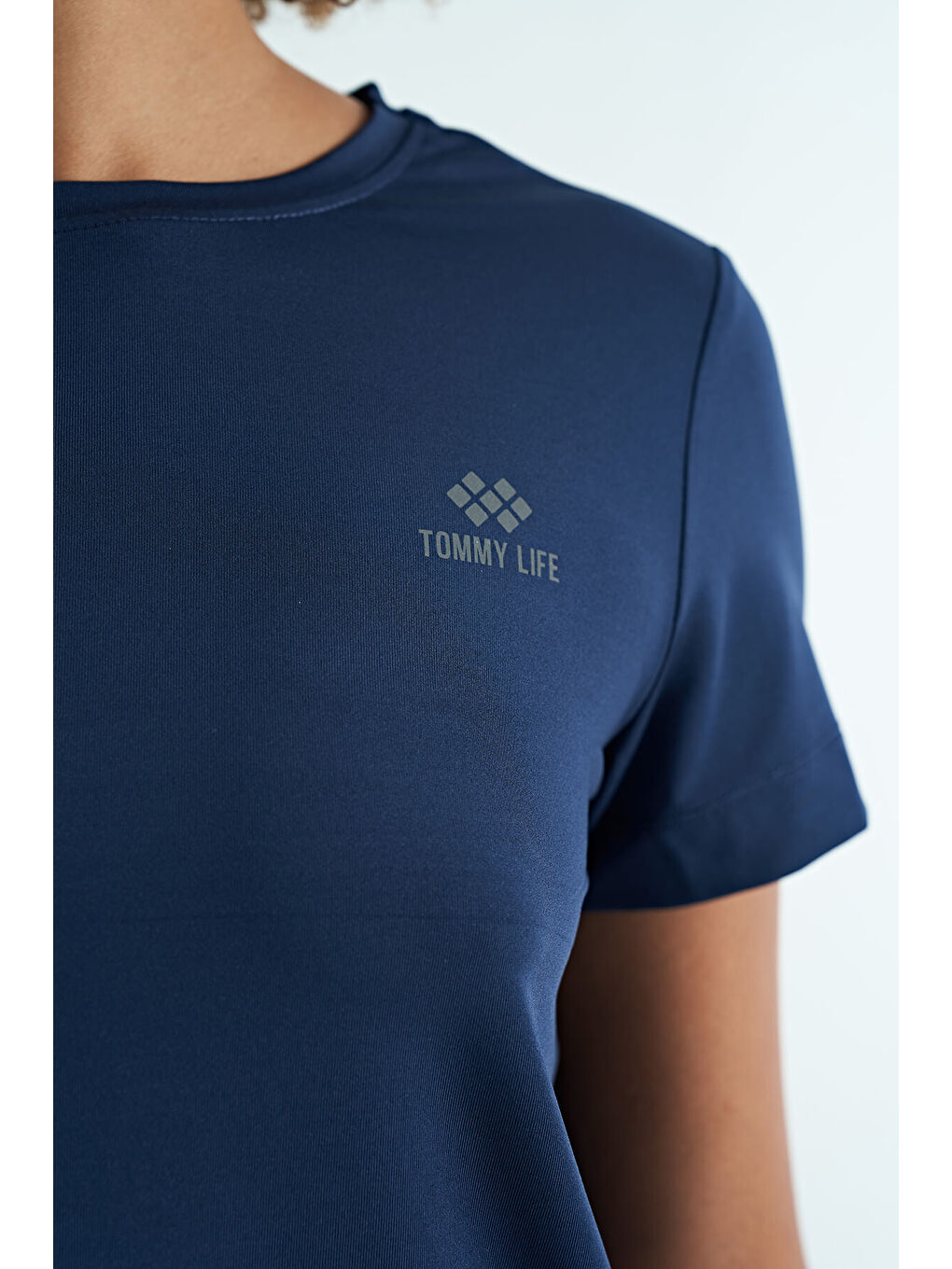 İndigo Sırt Yırtmaç Detaylı O Yaka Kısa Kollu Standart Kalıp Kadın Tişört - 97267-2