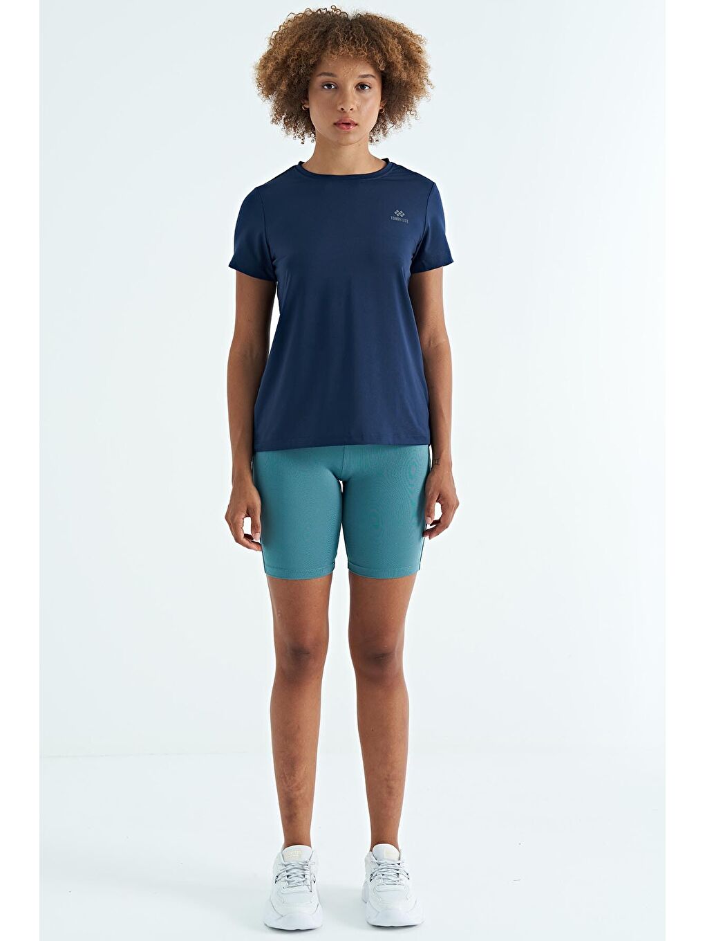 İndigo Sırt Yırtmaç Detaylı O Yaka Kısa Kollu Standart Kalıp Kadın Tişört - 97267-3