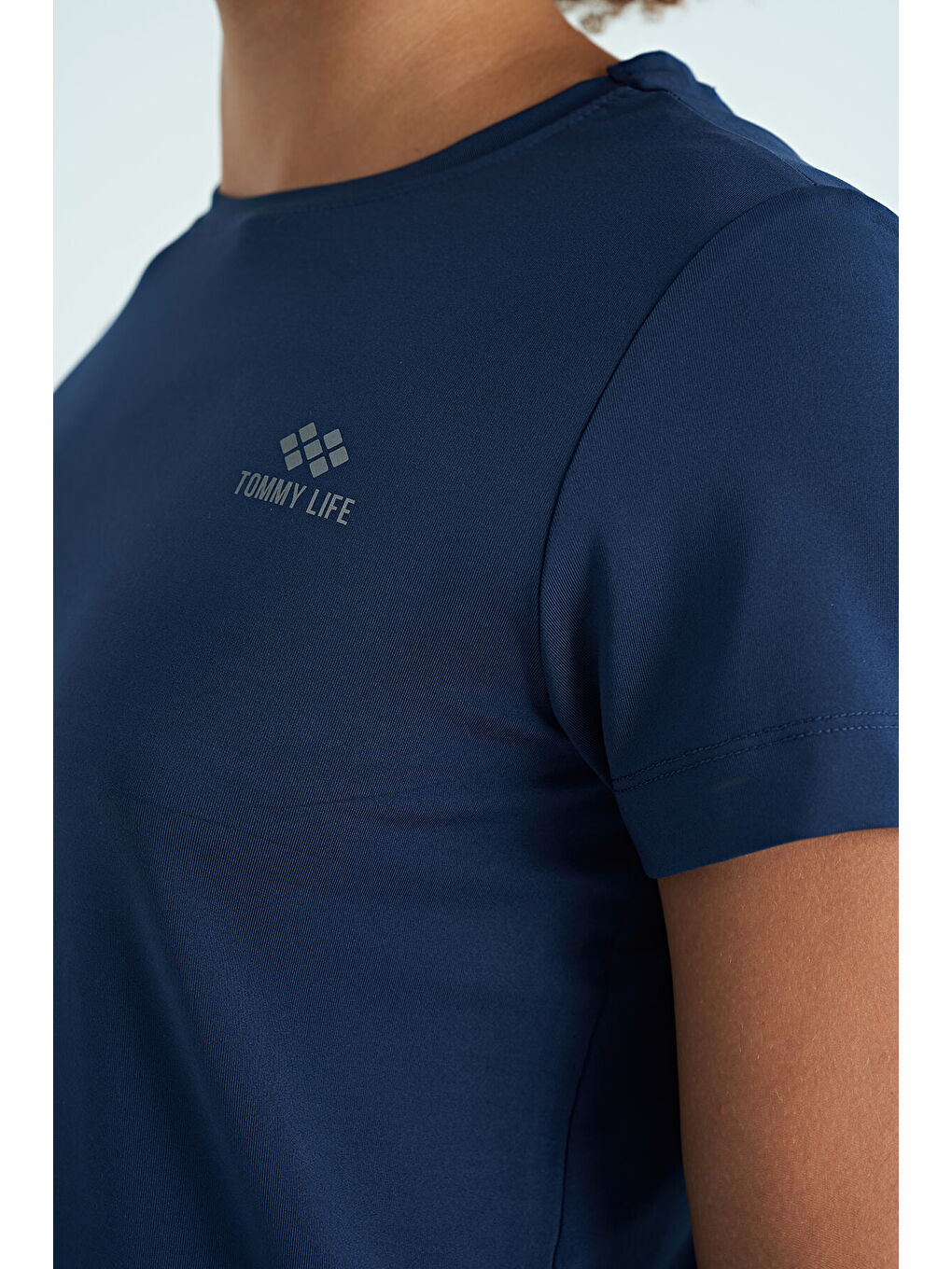 İndigo Sırt Yırtmaç Detaylı O Yaka Kısa Kollu Standart Kalıp Kadın Tişört - 97267-4