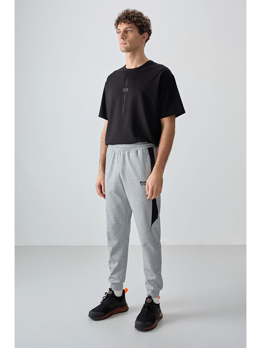 Gri Melanj Yüzeyi Dokulu Standart Fit Nakışlı  Eşofman Alt - 82126-1