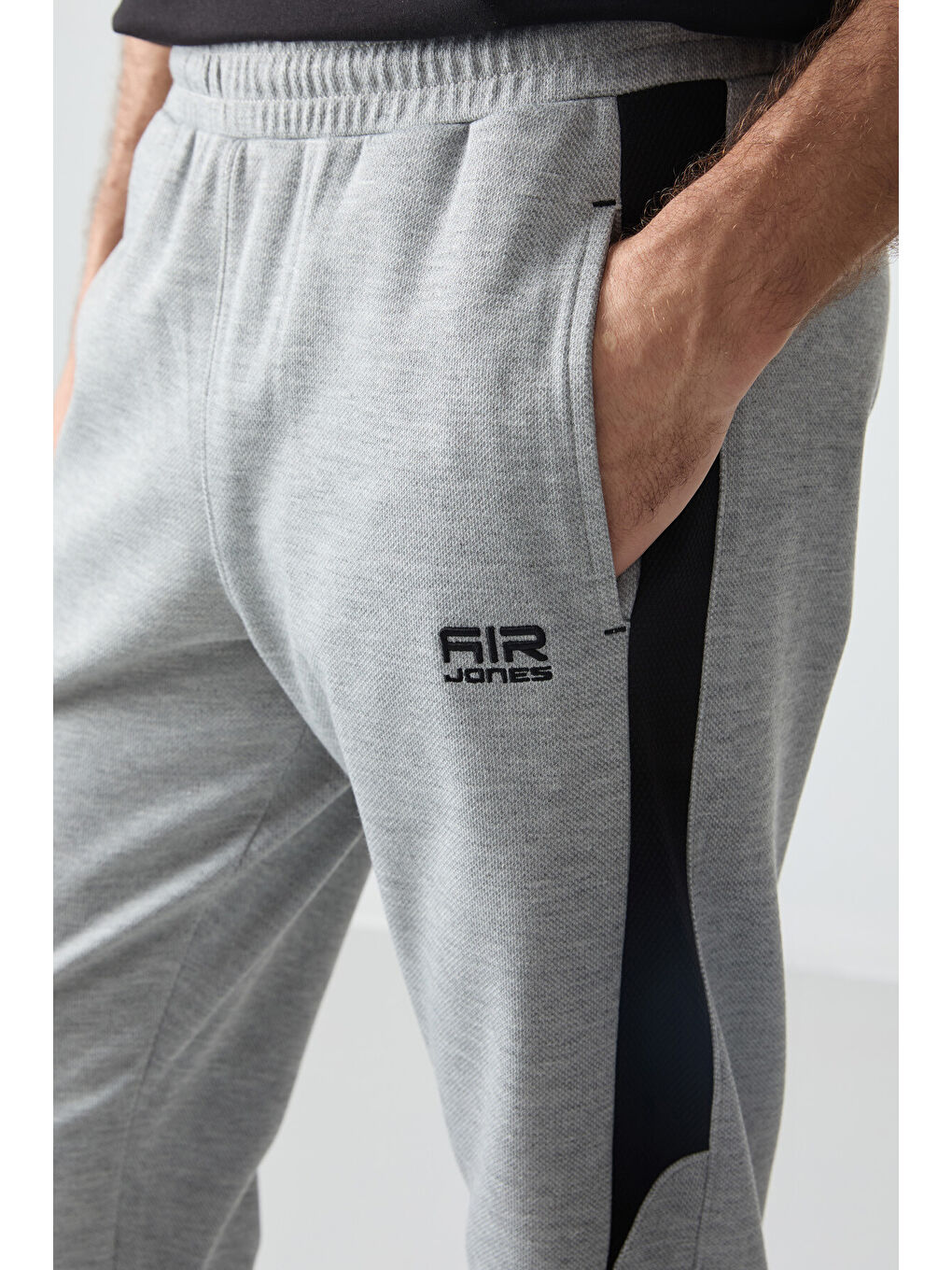 Gri Melanj Yüzeyi Dokulu Standart Fit Nakışlı  Eşofman Alt - 82126-2