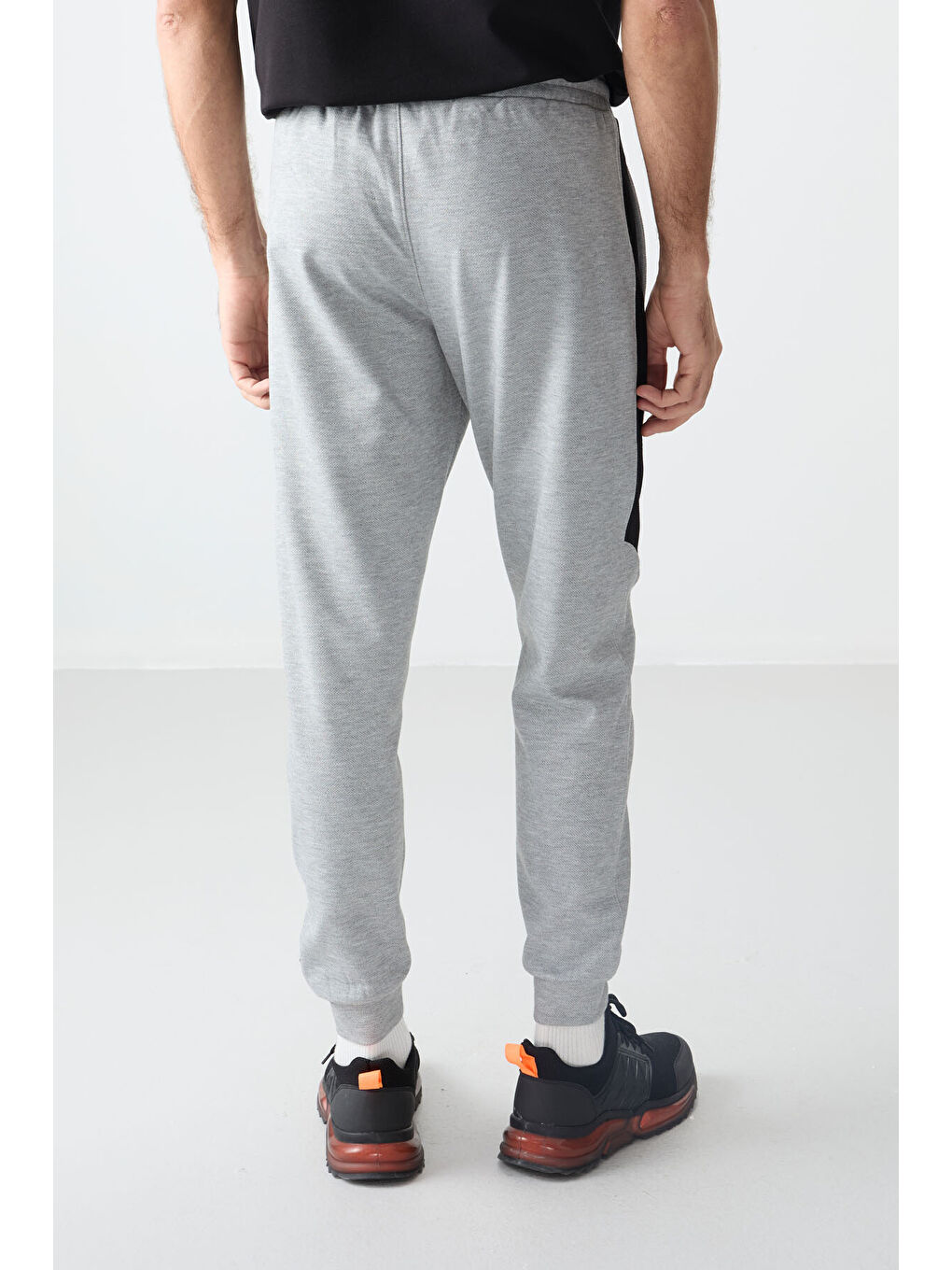 Gri Melanj Yüzeyi Dokulu Standart Fit Nakışlı  Eşofman Alt - 82126-4