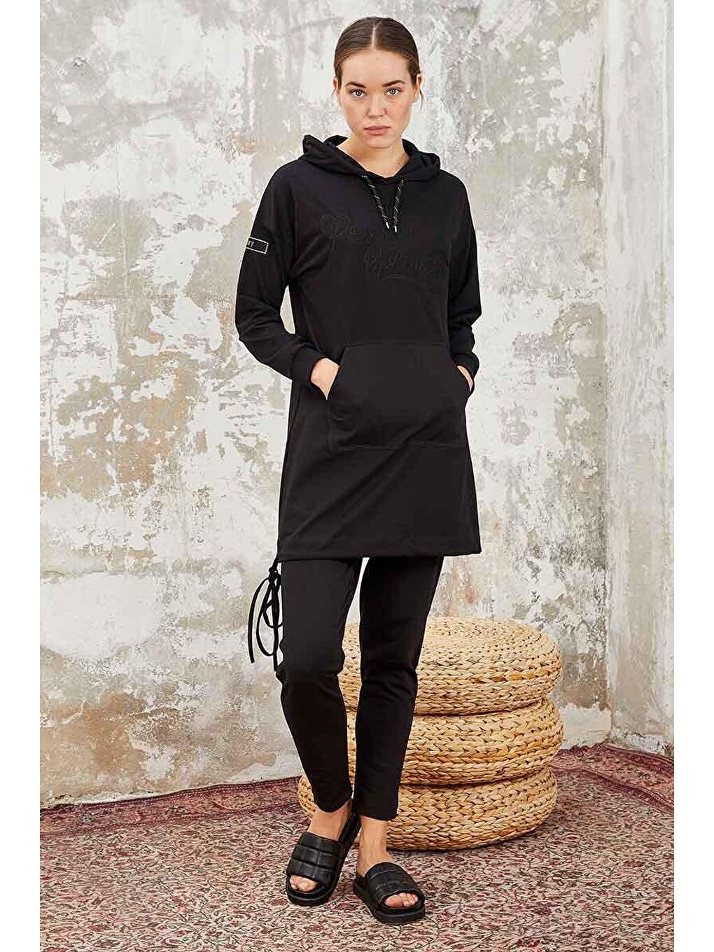 Siyah Kapüşonlu Kanguru Cep Rahat Form Dar Paça Kadın Eşofman Tunik Takım - 95238