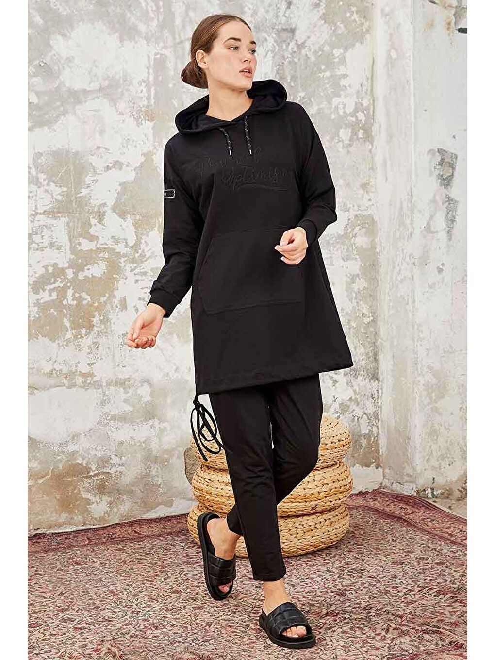 Siyah Kapüşonlu Kanguru Cep Rahat Form Dar Paça Kadın Eşofman Tunik Takım - 95238-3